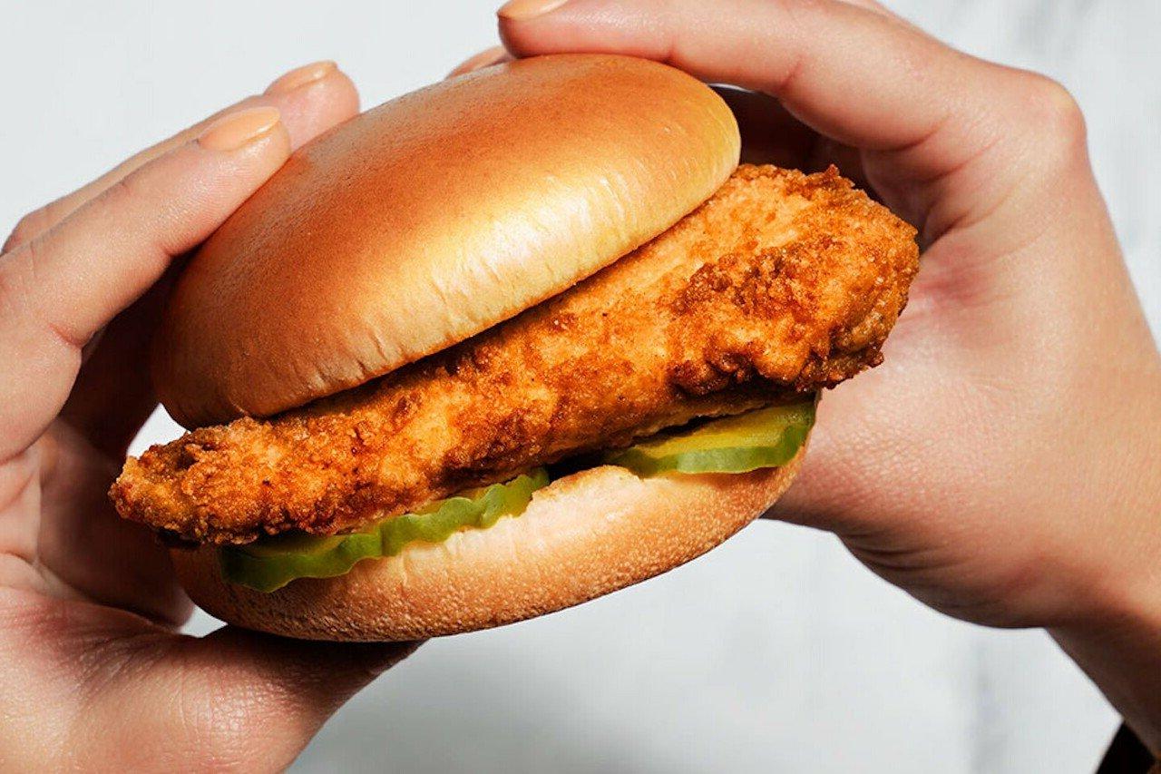 周五中午在汉密尔顿中心的NCF野猪头熟食店供应Chick-fil-A